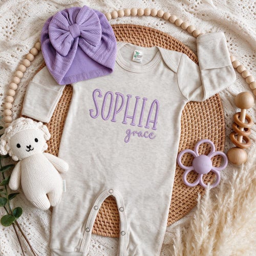 Pelele personalizado bordado para bebé, conjunto morado para niña para la salida del hospital, gorro y diadema.