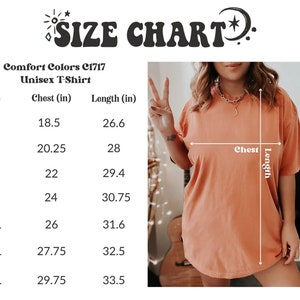 Puede incluir: Tabla de tallas para camisetas unisex Comfort Colors C1717. Las tallas van de la S a la 4XL, con medidas de pecho de 47 cm a 75.6 cm y largos de 67.6 cm a 85.1 cm. La imagen muestra a una persona con una camiseta naranja.