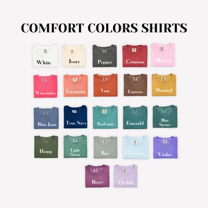 Puede incluir: Una colecci&oacute;n de camisetas Comfort Colors en varios tonos, incluyendo blanco, marfil y carmes&iacute;. La imagen muestra una gama de colores, como azul vaquero, azul marino y violeta. El texto "COMFORT COLORS SHIRTS" est&aacute; en la parte superior.