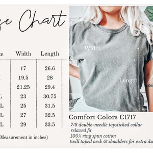 K&ouml;nnte beinhalten: Gr&ouml;&szlig;entabelle f&uuml;r ein T-Shirt mit Ma&szlig;en in Zoll f&uuml;r Breite und L&auml;nge. Die Tabelle zeigt die Gr&ouml;&szlig;en S bis 4XL. Das T-Shirt wird als "Comfort Colors C1717" mit einem 7/8-Doppelnadel-Stehkragen, lockerer Passform, 100% Ringspinn-Baumwolle und einem Webband-Kragen und -Schultern f&uuml;r zus&auml;tzliche Strapazierf&auml;higkeit beschrieben.