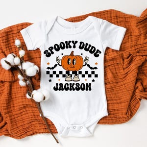 Mono de Halloween personalizado, mono de tipo espeluznante, mono retro de Halloween para niño, regalo de Halloween para recién nacido, mono de calabaza adorable, Halloween para bebé imagen 2