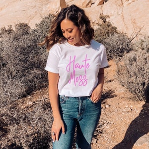 Haute Mess T-Shirt, Hot Mess T-Shirt, Lustiges Mama Geschenk, Cooles Mom Shirt, Geschenk für die beste Freundin, Freches Shirt, Süßes Grafik T-Shirt, Lustiges Rosa T-Shirt