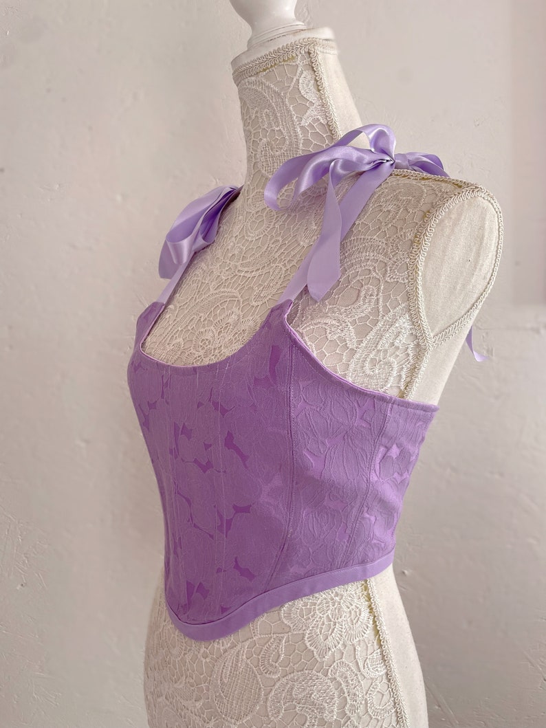 Haut corset en brocart brodé bouton de rose violet lilas / haut corset de style victorien / haut bustier lavande / haut corset lavande / image 4