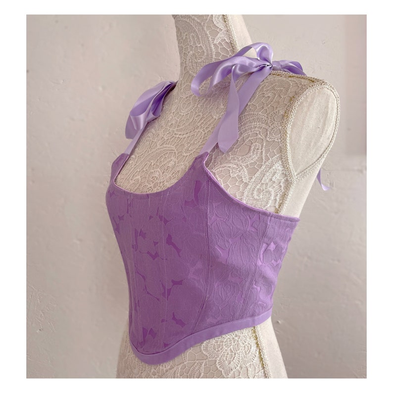 Haut corset en brocart brodé bouton de rose violet lilas / haut corset de style victorien / haut bustier lavande / haut corset lavande / image 1