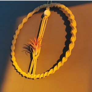 Suspension in macramé