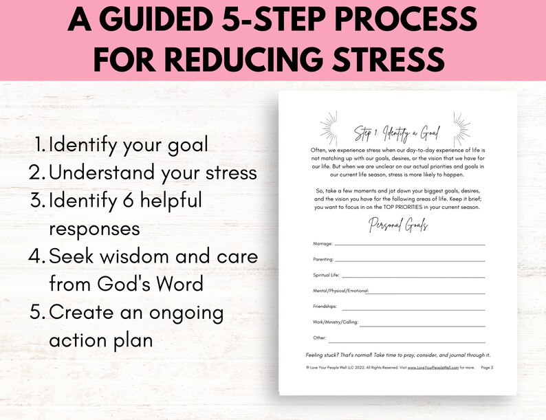 Pu&ograve; includere: Un foglio di lavoro stampabile con un'intestazione rosa che recita "Un processo guidato in 5 passaggi per ridurre lo stress". Il foglio di lavoro delinea un processo in cinque passaggi per ridurre lo stress, tra cui l'identificazione degli obiettivi, la comprensione dello stress, l'identificazione di risposte utili, la ricerca di saggezza e cura dalla Parola di Dio e la creazione di un piano d'azione continuo. Il foglio di lavoro include anche una sezione per gli obiettivi personali con categorie come matrimonio, genitorialit&agrave;, vita spirituale, mentale/fisico/emotivo, amicizie, lavoro/ministero/vocazione e altre.