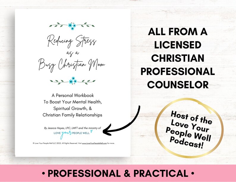 Pu&ograve; includere: Un quaderno bianco e blu intitolato "Ridurre lo stress come una mamma cristiana impegnata". Il quaderno &egrave; un quaderno personale per migliorare la salute mentale, la crescita spirituale e le relazioni familiari cristiane. &Egrave; di Jessica Hayes, LPC, LMFT e il ministero di Love Your People Well. Il testo "TUTTO DA UN COUNSELOR PROFESSIONALE CRISTIANO LICENZIATO" &egrave; in testo nero su sfondo bianco. Il testo "Host del podcast Love Your People Well!" &egrave; in testo nero su un cerchio dorato.