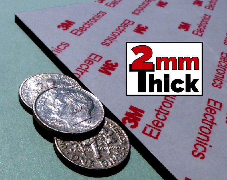 Pode incluir: Uma folha de material adesivo branco com texto da marca 3M Electronics em vermelho e um gr&aacute;fico retangular indicando 2mm Thick, posicionada ao lado de tr&ecirc;s moedas de dez centavos dos EUA prateadas sobrepostas em uma superf&iacute;cie verde clara.