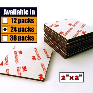 Pode incluir: Uma pilha de almofadas adesivas quadradas e uma almofada individual, com verso branco e a marca vermelha 3M Electronics. O texto indica disponibilidade em pacotes de 12, 24 ou 36, com uma etiqueta de tamanho de 5,08 cm por 5,08 cm visível.