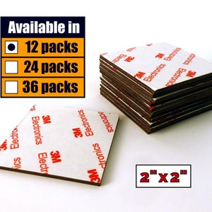 Pode incluir: Uma pilha de almofadas adesivas quadradas e uma almofada individual, cada uma com um verso branco com a marca vermelha 3M Electronics. Uma caixa de texto indica a disponibilidade em pacotes de 12, 24 ou 36, e uma etiqueta especifica 2 por 2 polegadas.