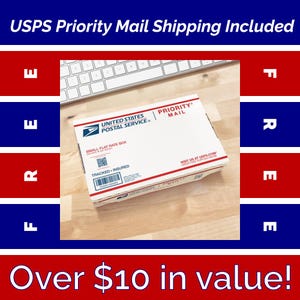 Pode incluir: Uma caixa de envio retangular branca do servi&ccedil;o postal dos Estados Unidos, modelo Small Flat Rate Box, com logotipos e texto em vermelho e azul, incluindo as palavras Priority Mail, Small Flat Rate Box, Tracked, Insured e um c&oacute;digo QR.