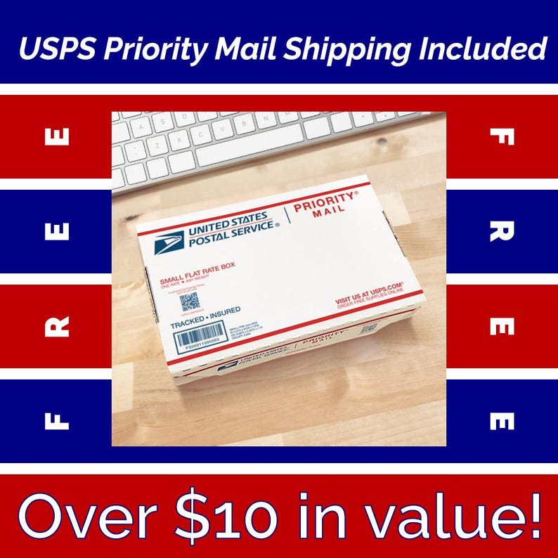 Pode incluir: Uma caixa de envio retangular branca do servi&ccedil;o postal dos Estados Unidos, modelo Small Flat Rate Box, com logotipos e texto em vermelho e azul, incluindo as palavras Priority Mail, Small Flat Rate Box, Tracked, Insured e um c&oacute;digo QR.