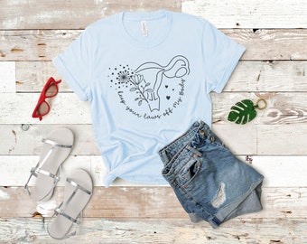 Peut inclure: T-shirt bleu clair avec un contour noir d'un utérus avec des fleurs et le texte "Keep your laws off my body".