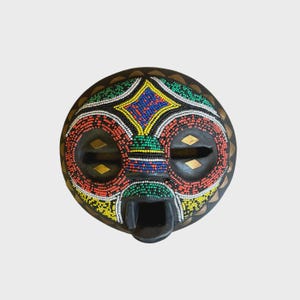Handgemaakt houten masker| Afrikaans masker|Muurmasker|Woondecoratie|tribal masker|vintage masker| Masker met kralen