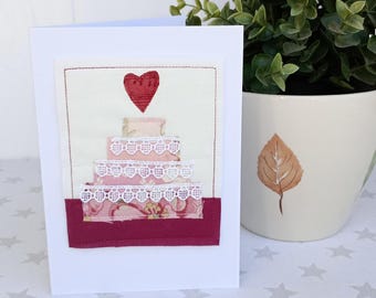Tarjeta de pastel de bodas de tela hecha a mano / con apliques y acolchado