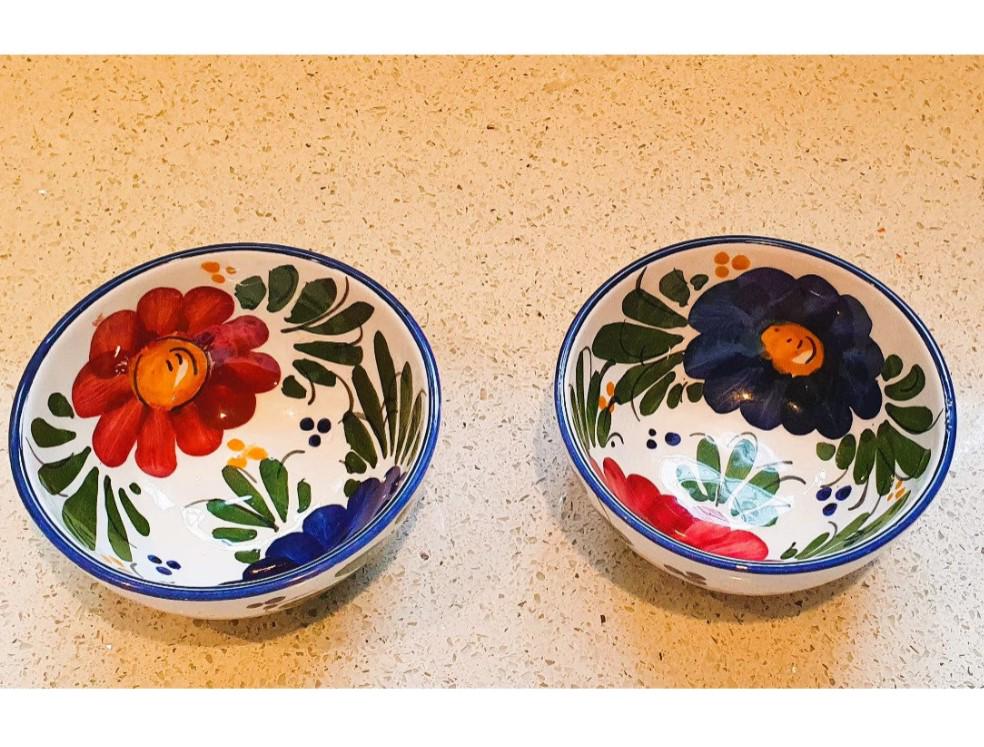 手描きのスペイン陶器ボウル：屋外でのタパス、スナック、サラダ