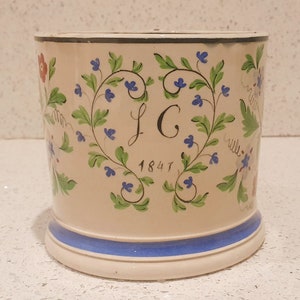 Taza de cerámica inglesa antigua: pintura floral victoriana de 1847