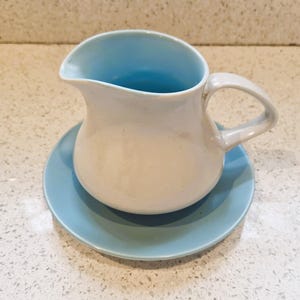 Jarra de leche vintage de cerámica Poole: azul cielo y gris paloma, siglo XIX