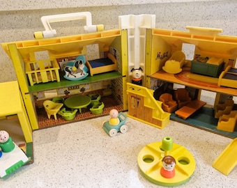 Casa di famiglia Fisher-Price vintage anni &#39;70, casa gialla, completa - Ottime condizioni, molti personaggi e accessori, set A