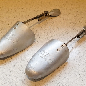 A pair of Mens vintage Dolcian English silver metal shoe shoe tree, shoe lasts, shoe protectors - Adjustable