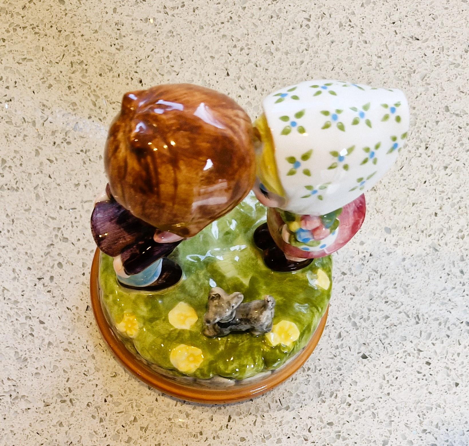 ヴィンテージのサンキョウ磁器製オルゴール：キスする少年と少女がラブ