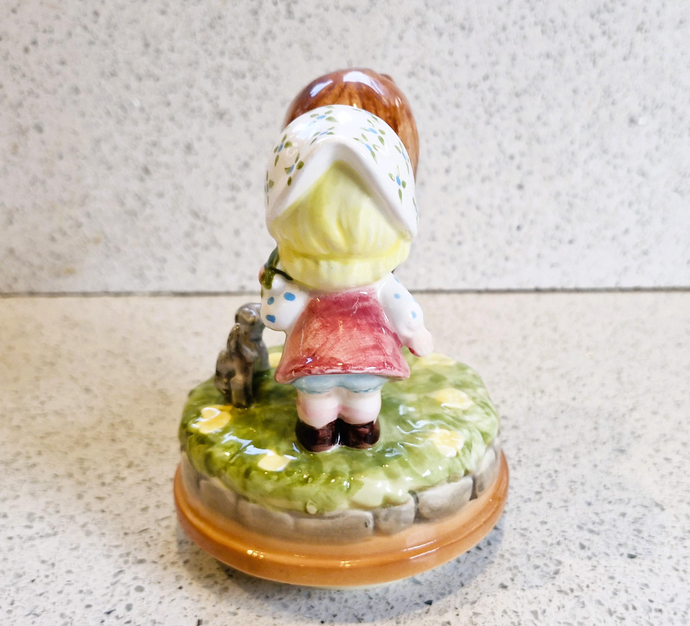 ヴィンテージのサンキョウ磁器製オルゴール：キスする少年と少女がラブ