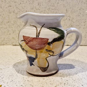 Jarra de cerámica de estudio, abstracta, pintada a mano, hecha a mano.