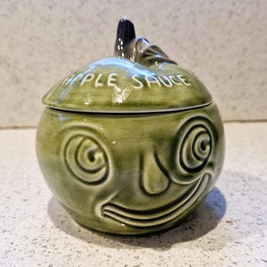 Vintage äppelmosburk, grön keramisk kruka med lock, originellt ansikte