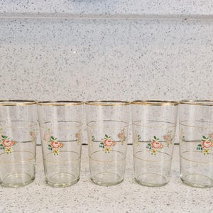 Verres à fleurs vintage, fleurs, petites fleurs, bordure dorée, verres à jus, verres à eau, verres, années 1950, cottagecore, lot de 5
