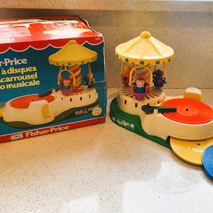 Caixa de brinquedos vintage Fisher Price, carrossel Fisher Price Change a Tune, Fisher Price, toca-discos, pessoas pequenas, música tocando, brinquedo dos anos 80