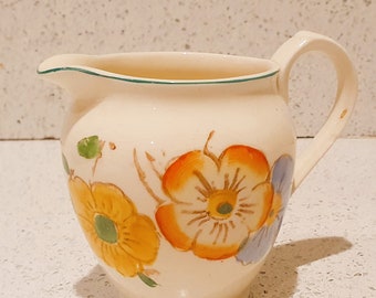 Jarra de leche vintage con diseño floral pintada a mano - Crema color crema