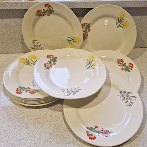 Plato llano Crocus Wildflower: Plato de 28 cm, porcelana fina blanca con diseño Cottagecore, fabricado en Inglaterra.