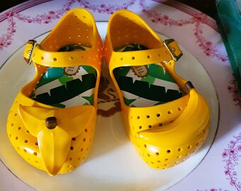 Mini melissa hotsell banana shoes