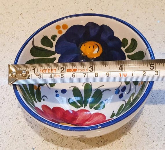 手描きのスペイン陶器ボウル：屋外でのタパス、スナック、サラダ