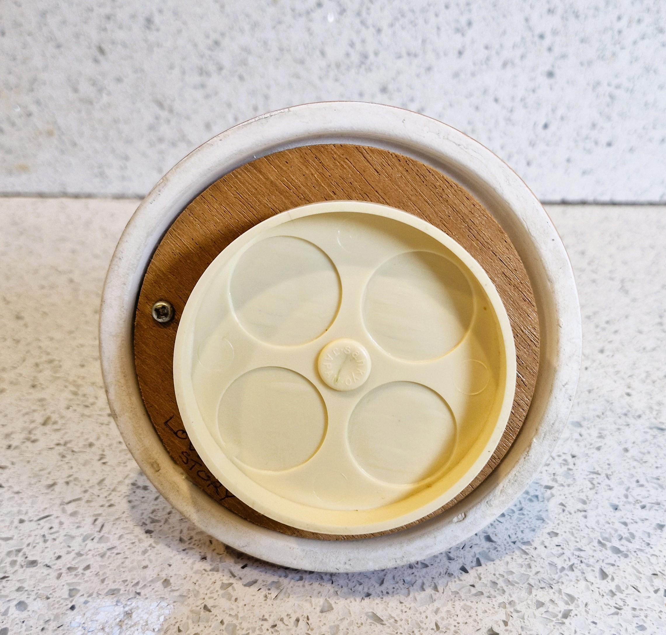 ヴィンテージのサンキョウ磁器製オルゴール：キスする少年と少女がラブ