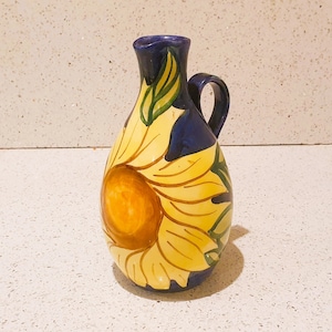 Vintage italienische Hand bemalt, Hand gemacht, Steinzeug Krug, Sonnenblume, Blau, Gelb, Krug, 18,8 cm