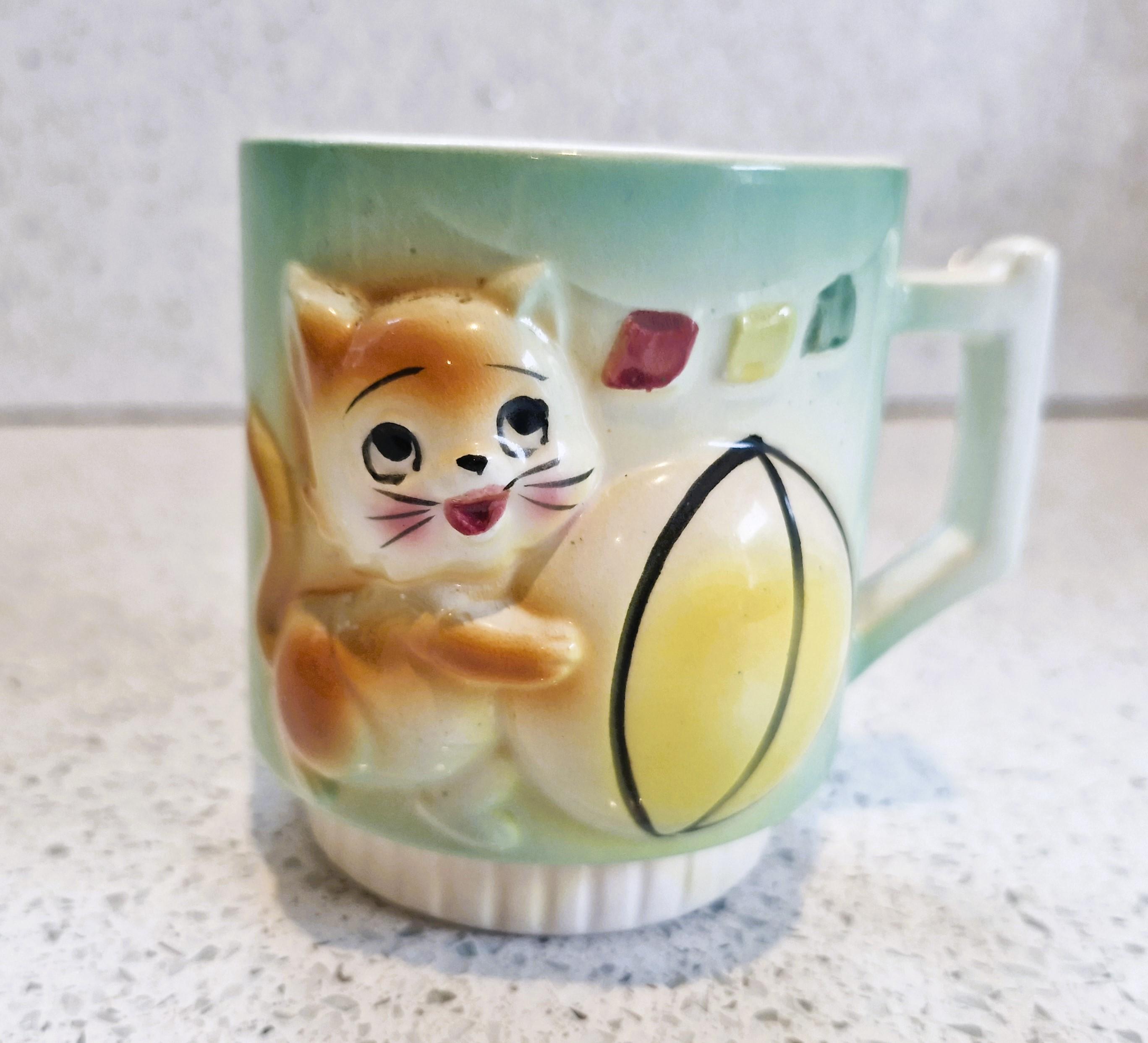 【チョコメルさま】vintage cat ୨୧ ベイビーフェイス 猫ちゃん Kitsch Ceramic Cat Mug: Playful Kitten With Ball, 1950s
