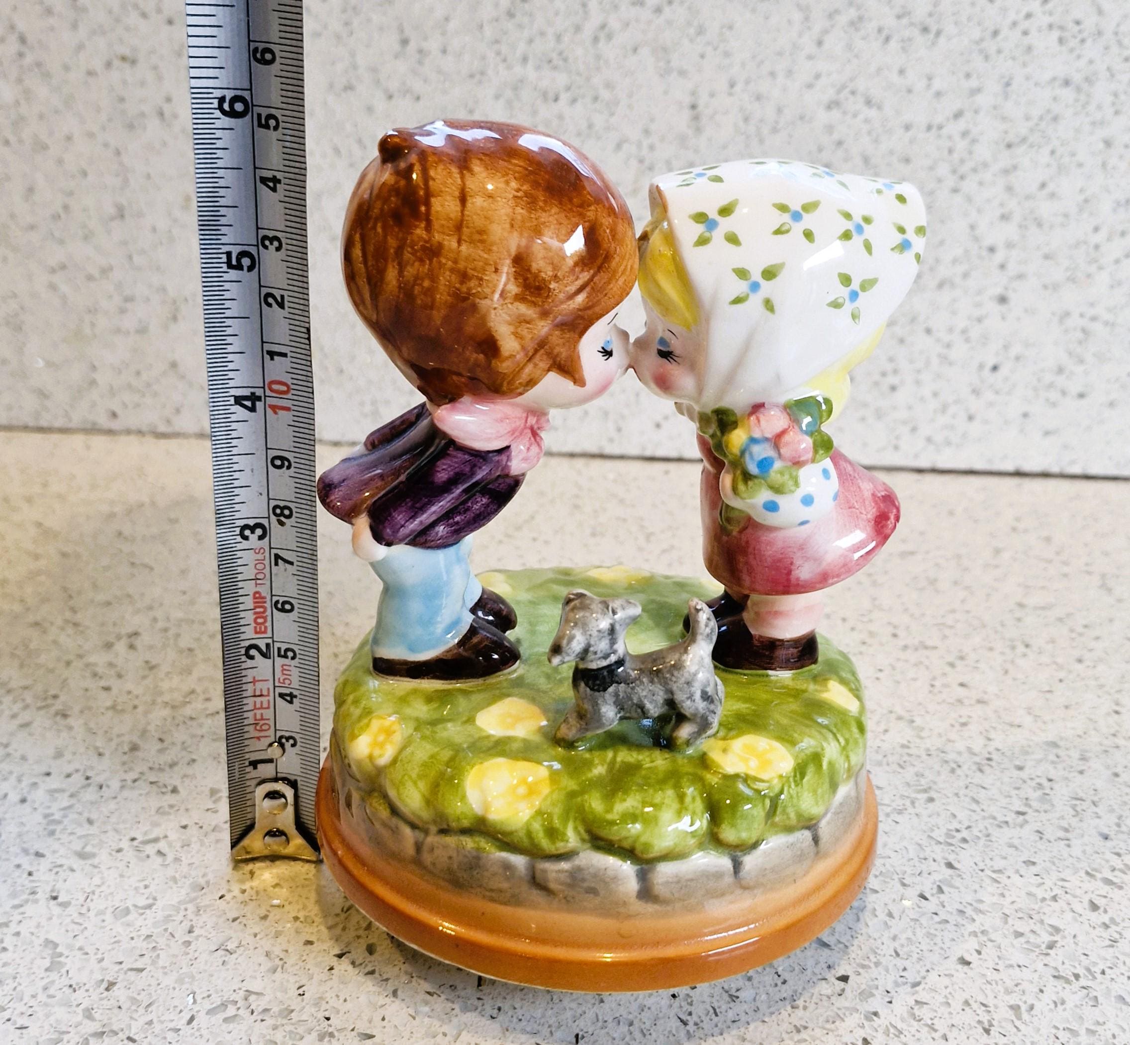 ヴィンテージのサンキョウ磁器製オルゴール：キスする少年と少女がラブ