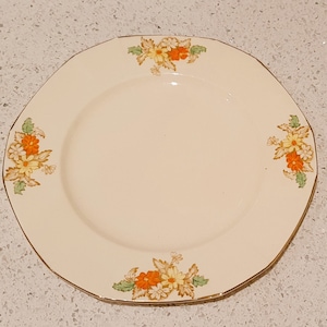 Assiette en porcelaine tendre Astoria MEAKIN : forme de princesse florale au souci (7,5 pouces)