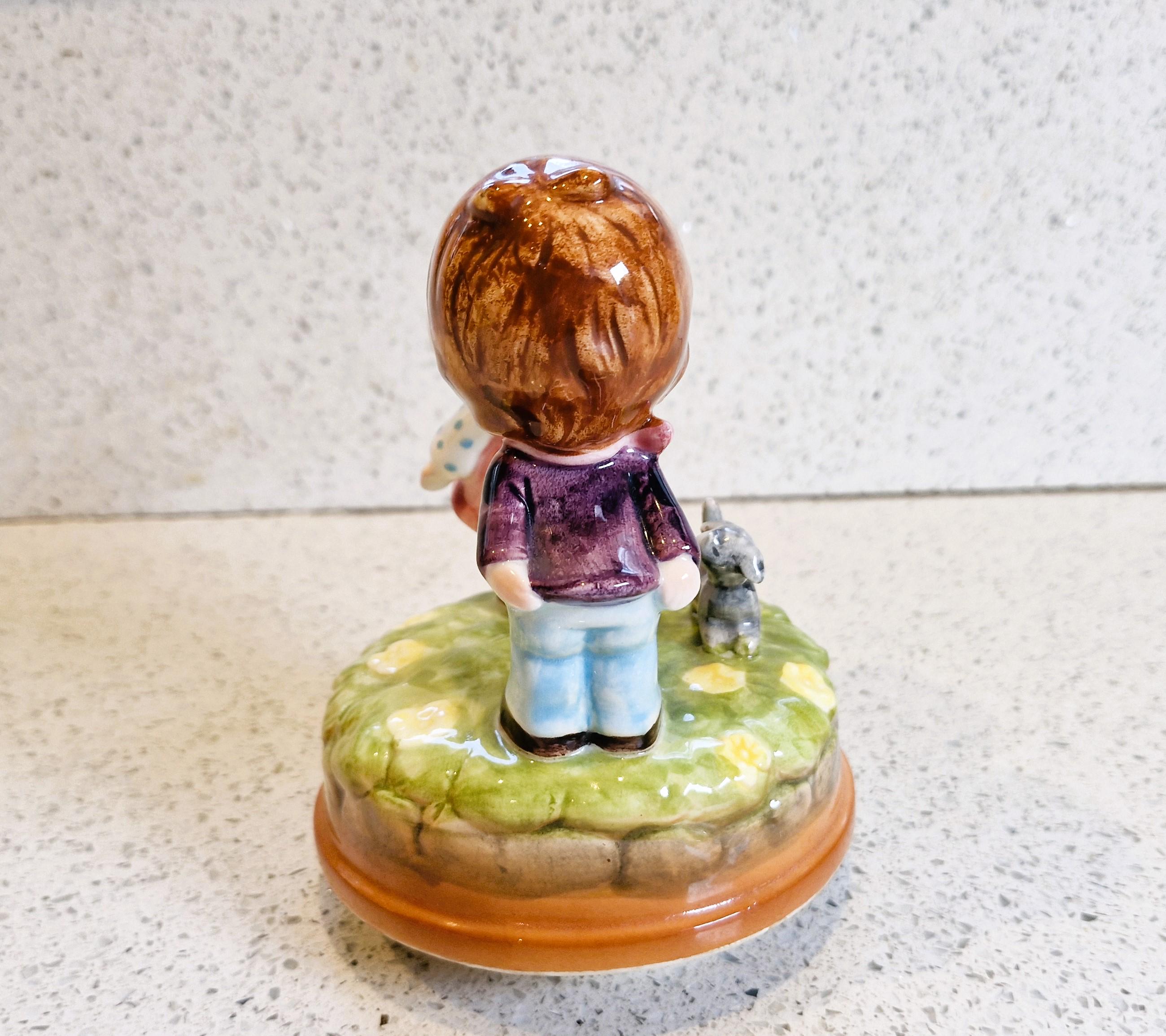 ヴィンテージのサンキョウ磁器製オルゴール：キスする少年と少女がラブ