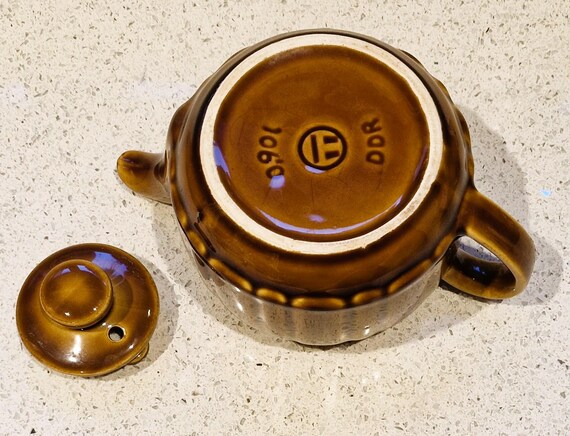 東ドイツミッドセンチュリー陶器ティーポット：茶色の釉薬を施したDDR 