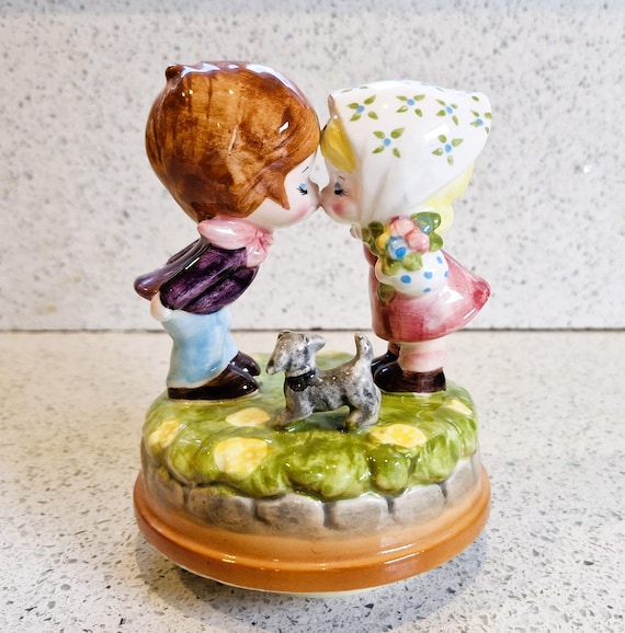 Sankyo オルゴール　美品 ヴィンテージのサンキョウ磁器製オルゴール：キスする少年と少女がラブ
