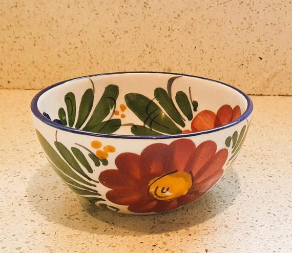 手描きのスペイン陶器ボウル：屋外でのタパス、スナック、サラダ