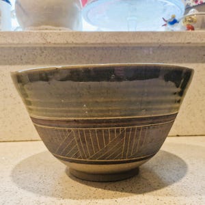 Può includere: Un set di tre tazze in ceramica con finitura opaca e macchiettata. Le tazze sono nei toni del crema, grigio chiaro e grigio scuro. Ogni tazza ha un design semplice e minimalista, perfetto per caffè o tè.