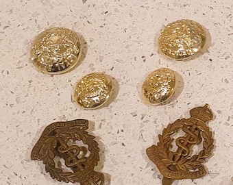 Botones e insignias de gorra del Cuerpo Médico del Ejército Británico de la Segunda Guerra Mundial