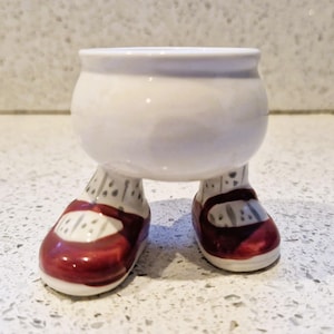 Huevera para caminar Carltonware: roja, zapatos Mary Jane, pies