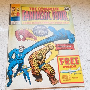 Puede incluir: Una portada de cómic vintage con los Cuatro Fantásticos, un equipo de superhéroes. La portada es amarilla con una ilustración roja y azul del equipo luchando contra una gran criatura rocosa naranja. El texto de la portada dice "The Complete Fantastic Four" y "A Book-Length Thriller Every Week".