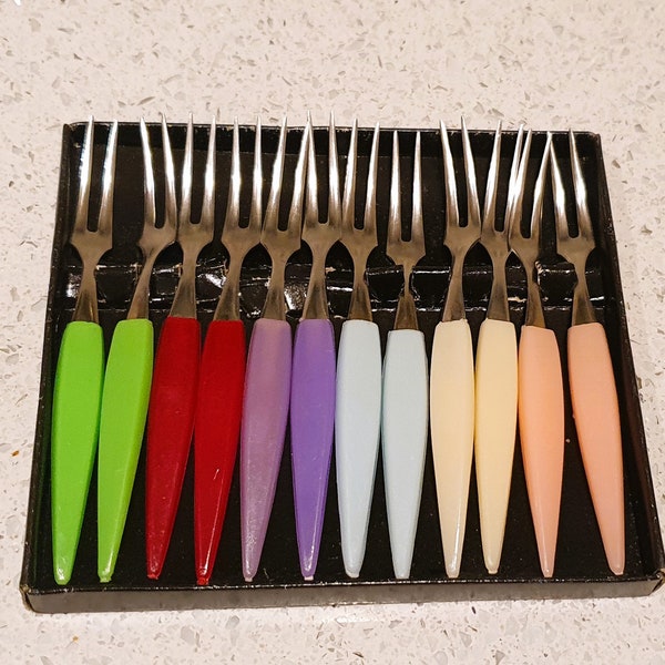 fourchettes à cornichons vintage des années 1960, en boîte, 12 petites fourchettes, colorées, manches en plastique, fourchettes à cocktail. Fête Fourchettes, mini fourchettes, Couverts