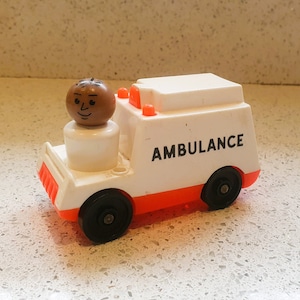 Ambulancia Fisher Price, camión de correo, cartero, paramédico, vehículos, personitas, juguetes antiguos de Fisher Price