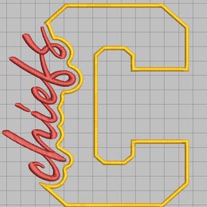 Puede incluir: Un diseño de bordado que presenta una letra C grande de estilo bloque delineada con hilo amarillo. La palabra Chiefs está escrita en una fuente cursiva roja, colocada verticalmente a lo largo del lado izquierdo de la letra C con un borde de hilo amarillo.